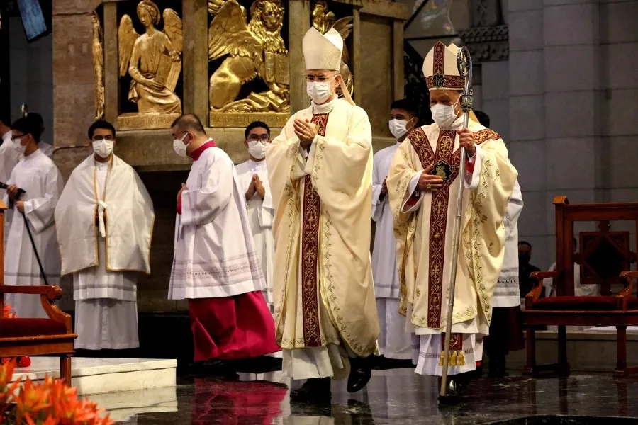 Cardinal Jose Advincula of Manila (right) is led to his cathedra inside the 
Manila Cathedral by Archbishop Charles Brown, papal nuncio to the 
Philippines, during the cardinal's installation as new prelate of the 
Archdiocese of Manila on June 24, 2021.?w=200&h=150